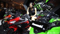 Kawasaki menghadirkan SPG-SPG cantik untuk mendampingi motor-motor mereka.