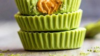 Bukan hanya enak, matcha punya banyak manfaat kesehatan karena tinggi antioksidan. Untuk kreasi kekinian ada matcha peanut butter cups yang menarik selera ini. Foto: Instagram @beetsandburgers