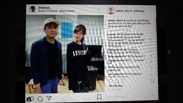 Raditya Dika dan wanita yang viral karena mirip boneka.