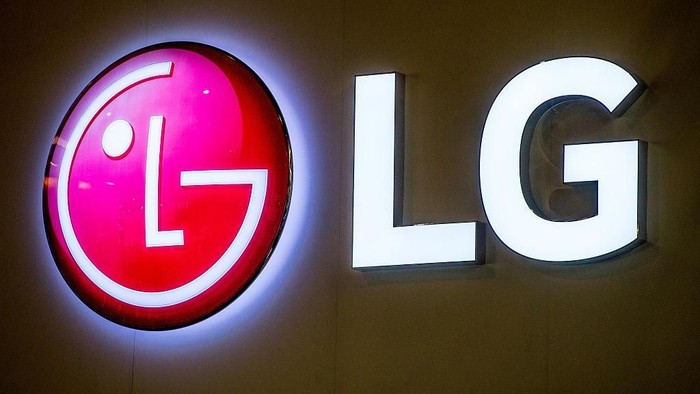Ilustrasi LG, Logo LG BARCELONA, SPAIN - FEBRUARY 22: A logo sits illuminated outside the LG pavilion on the opening day of the World Mobile Congress at the Fira Gran Via Complex on February 22, 2016 in Barcelona, Spain. The annual Mobile World Congress hosts some of the worlds largest communications companies, with many unveiling their latest phones and wearables gadgets. (Photo by David Ramos/Getty Images) baterai kendaraan listrik
