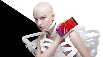 Tentu saja tanpa notch. Foto: Sina Mobile