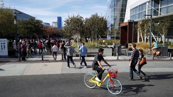 Namun demikian, aksi demo terus berjalan. Foto: Reuters