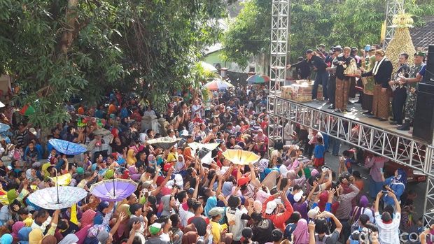 30 Ribu Apem Dibagikan Gratis dalam Tradisi Saparan di Boyolali