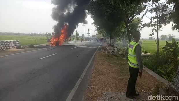 Pikap Angkut BBM Terbakar di Ponorog, Satu Motor Hangus Tersambar