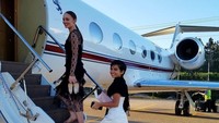 Kalau ini, gayanya dengan luxury travel naik jet pribadi! (isabelamoner/instagram)