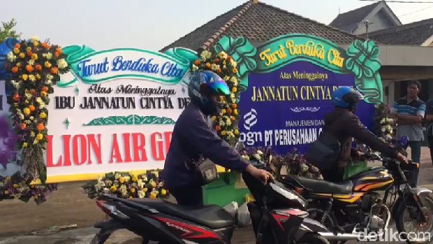 Pengguna jalan menuntun sepedanya/