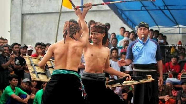 Tradisi Presean di Lombok atau yang dikenal uji ketangkasan (istimewa/Andhy) Tradisi Presean di Lombok atau yang dikenal uji ketangkasan (istimewa/Andhy)