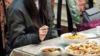 Tuh kan makan lagi. Tapi kali ini ia terlihat melahap fettuccine dan beberapa hidangan seafood lain. Kok di bangku sebelah Ji-hyun terlihat tas dan seikat bawang daun, ya? Foto: Instagram only_giannajun