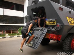 Usai latihan, Atep cs menumpang kendaraan rantis.