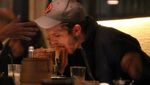 Tetap Memikat Di Usia 40, Ini Pose Ashton Kutcher Saat Asyik Makan