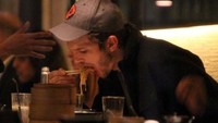 Mantan pacar Demi Moore ini juga pernah tertangkap kamera lahap makan ramen. Sepertinya ia juga melahap dim sum nih. Foto: Zimbio