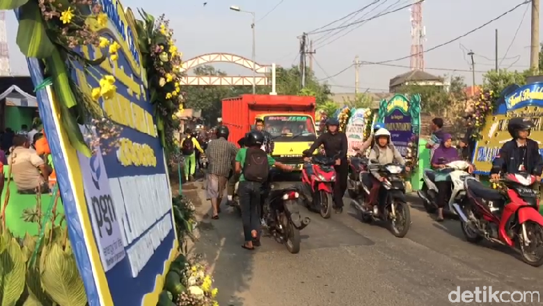 Viral Orang Tuntun Sepeda Motor di Depan Rumah Duka Viral Orang Tuntun Sepeda Motor di Depan Rumah Duka