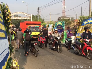 Viral Orang Tuntun Sepeda Motor di Depan Rumah Duka