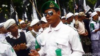 Momen berdoa bersama itu saat massa tiba di Patung Kuda, Jakarta Pusat. Massa yang hendak long march ke Istana terhenti di wilayah itu.