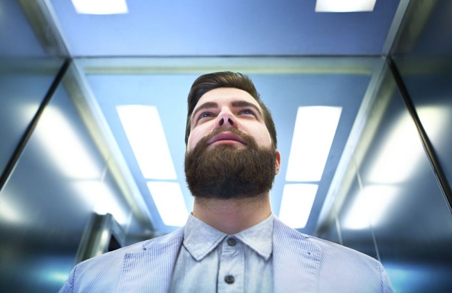 Jangan terlalu banyak bicara, tapi jangan pula terlalu diam. Terutama bila kamu berada di satu gedung dengan karyawan lain atau saling mengenal, bahkan jika itu adalah atasan. Ucapan sederhana seperti, selamat siang atau halo cukup untuk menunjukkan sopan santun. Foto: iStock