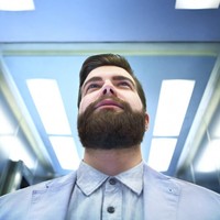 Jangan terlalu banyak bicara, tapi jangan pula terlalu diam. Terutama bila kamu berada di satu gedung dengan karyawan lain atau saling mengenal, bahkan jika itu adalah atasan. Ucapan sederhana seperti, selamat siang atau halo cukup untuk menunjukkan sopan santun. Foto: iStock