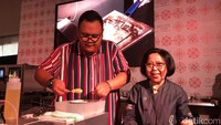 Masih di Spoon Cooking Stage, acara cooking demo semakin meriah ketika Sisca Soewitomo ditemani oleh komedian Reza Chandika, yang membuat acara memasak semakin seru, lucu, dan meriah.  Foto: dok. detikFood