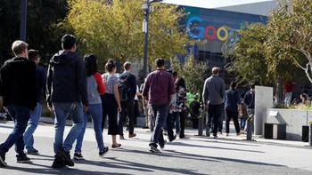 Mereka meninggalkan untuk sementara pekerjaan masing-masing. Foto: Reuters