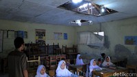 Salah satu ruangan yang dipakai untuk kelas 4, bahkan Kamis (1/11/2018) dini hari, atapnya ambrol. Kepala Sekolah MI Al-Mamuniyyah Asep Jafar Sidik mengatakan insiden itu diketahuinya pagi hari saat buka kelas.