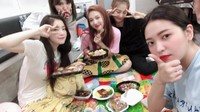 Selain kompak di atas panggung, semua member Red Velvet juga dekat dan akrab di kehidupan nyata. Ini pose seru Irene dan satu timnya saat makan bersama. Foto: Instagram @redvelvet.smtown