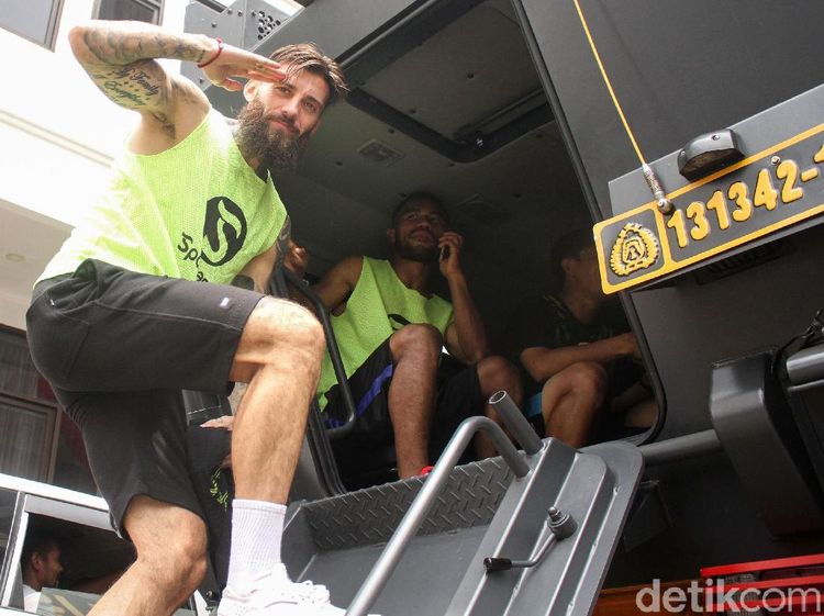 Barracuda Antar Jemput Pemain Persib ke Markas Bhayangkara