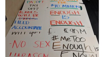 Berbagai tulisan yang disiapkan dan dibawa di aksi demo. Foto: Twitter