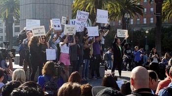 Para perempuan pegawai Google paling lantang menyuarakan aksi protesnya. Foto: Reuters