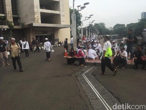 Video: Massa Aksi Bela Tauhid 211 Membubarkan Diri