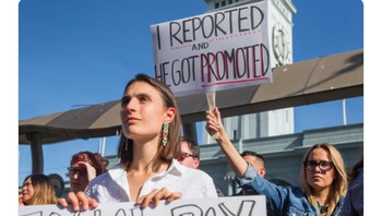Berbagai slogan yang menarik pun dibuat pegawai Google dalam aksi demonya. Aku dilaporkan dan dia malah dipromosikan, misalnya, seperti terlihat dalam slogan ini, menyindir bahwa kasus pelecehan tak ditangani dengan serius. Foto: Twitter