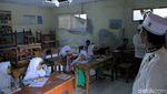Sedih! Siswa-siswi Ini Belajar di Sekolah yang Rusak