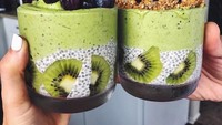 Sama-sama hijau, ini smoothies matcha dengan irisan kiwi segar dan biji chia. Sehat mengenyangkan! Foto: Instagram @goodmatchamorning