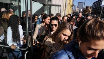 Kalau ini adalah karyawan Google di kantor New York yang ikut berdemo. Aksi walkout ini dimulai dari sejumlah kantor Google di Asia, seperti Singapura, dan kemudian diikuti oleh karyawan Google di belahan dunia lain. Foto: Reuters