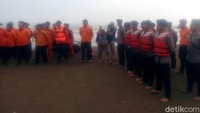 Maksimal atau tidak proses pencarian juga bergantung kepada kondisi cuaca. Pencarian pada hari Ke-6, Sabtu (3/11), diwarnai cuaca berkabut. (Luthfi-detik)