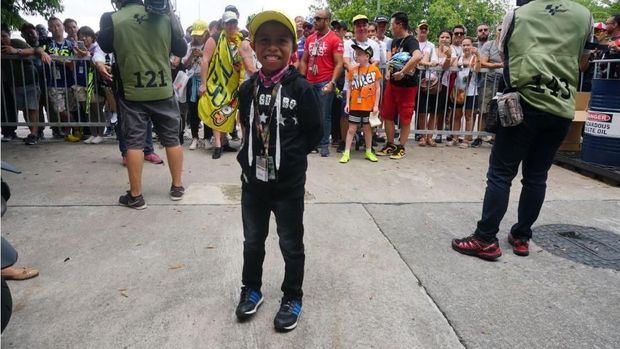 Rivaldy Elvans antusias menunggu di depan garasi belakang Movistar Yamaha jelang bertemu Valentino Rossi di sela MotoGP Malaysia 2018.