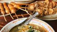 Isiannya suun, tauge, suwiran ayam atau daging yang disiram kaldu panas. Disajikan di mangkok porselen China. Foto : Instagram @misssukarso