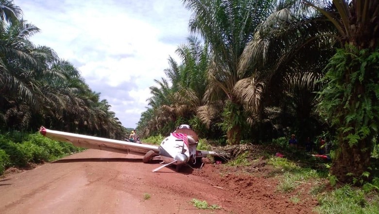 Pesawat Penabur Pupuk Jatuh di Ketapang, Tak Ada Korban Jiwa Pesawat Penabur Pupuk Jatuh di Ketapang, Tak Ada Korban Jiwa
