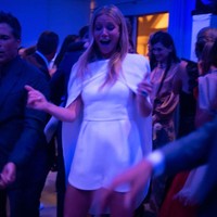 Malamnya saat pesta dansa bertema 80an, Gwyneth mengandalkan dress putih bergaya minimalis rancangan Stella McCartney. (Foto: Dok. Goop)