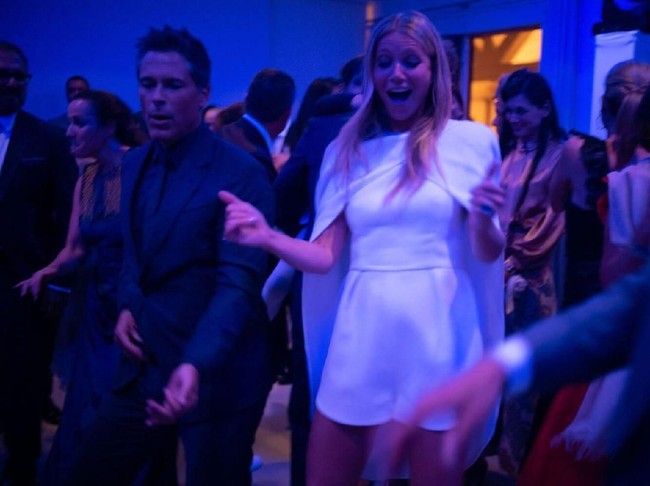 Malamnya saat pesta dansa bertema 80an, Gwyneth mengandalkan dress putih bergaya minimalis rancangan Stella McCartney. (Foto: Dok. Goop)