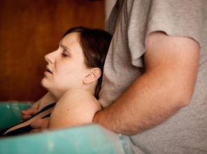 Melahirkan dengan Metode Water Birth, Seberapa Aman?