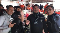 Foto: Syahrul merupakan relawan dari Indonesia Rescue Diver Team.  Syachrul (dua dari kanan) berpose bersama rekan-rekannya di atas kapal usai pencarian Lion Air pada Kamis (1/11). (Dok Indonesia Rescue Diver Team)