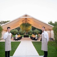 Acara berlanjut esok harinya dengan pemberkatan pernikahan dan resepsi di halaman rumah Gwyneth di Hamptons. Acara digelar di dalam tenda besar dengan tanaman hias yang bergantungan dari atap. (Foto: Dok. Goop)