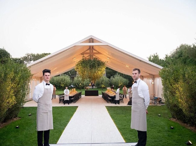 Acara berlanjut esok harinya dengan pemberkatan pernikahan dan resepsi di halaman rumah Gwyneth di Hamptons. Acara digelar di dalam tenda besar dengan tanaman hias yang bergantungan dari atap. (Foto: Dok. Goop)