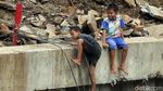 Bermain di Kali Grogol yang Penuh Sampah