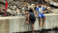 Mungkin bagi anak-anak ini mereka hanya sekedar mencari kesenangan dengan bermain di bantaran kali.