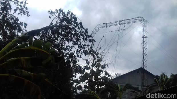 Tower roboh diterjang puting beliung/
