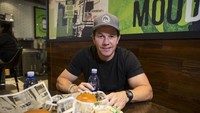 Saking gemarnya dengan burger dan kentanf goreng, Mark sampai mendirikan restoran sendiri lho yang dibantu oleh saudaranya. Ini pose Mark saat menghabiskan kentang dan burger di sana. Foto: Istimewa