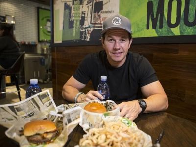 Punya Tubuh Atletis, Aktor Mark Wahlberg Punya Hobi Makan Burger dan Kentang
