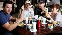 Masih di restoran yang didirikannya, Mark terlihat asyik menikmati burger dan kentang goreng kesukaannya. Tentunya dengan kehadiran keluarga dan teman-teman terdekatnya. Foto: Istimewa