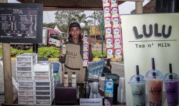 Bazar pangan UMKM yang menghadirkan pelaku usaha kuliner makanan dan minuman digelar di rest area KM 72 Tol Cipularang.