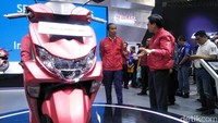 Sebelum mengakhiri kunjungannya, beberapa brand lokal tak lupa ia kunjungi. Bagus, sekarang besar (pamerannya), tutur Jokowi.
